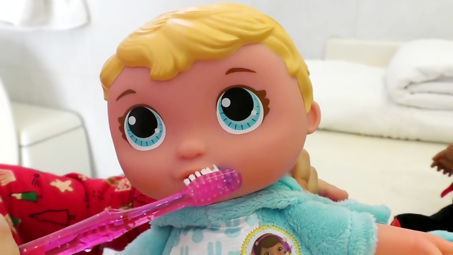 دیانا و اسباب بازی ها - بازی پرنسس دیانا با عروسک های دختر